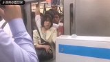 日本地铁站的奇葩事，车门关上的瞬间，真的怕小姐姐受伤！
