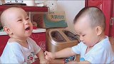 一岁龙凤胎兄妹太饿，妈妈不在家，爸爸直接拿来了大白菜