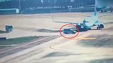 福州机场一保障车险撞上滑行中飞机 网友：与飞机抢时间 疯了！