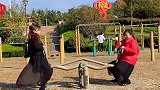 两个大妈在公园里坐跷跷板，不小心把跷跷板坐断了的搞笑操作！