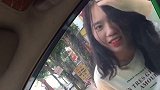 两位美女在照镜子，以为车里没人还是装看不见？