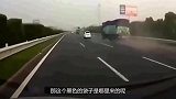 白色轿车高速忽然失控，奔向大货车，原来事实真相并不简单！