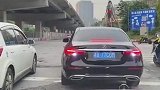 路口等灯挂倒挡，视频车疯狂鸣笛吓得不轻