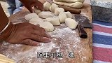 丈母娘教小两口做包子，看看蛋蛋说了啥？，未婚妻急的脸都红了
