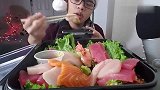华裔小哥吃刺身拼盘，吃相文明，看得真舒服