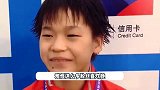 全红婵回农村四处野，光脚丫去田里捉鱼，帮爸妈切菜好孝顺