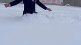 一夜大雪后，女子雪里找不到车，在深雪中“艰难”前行摸索