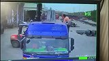 实践证明为了安全要远离叉车，监控下这一幕让人心虚