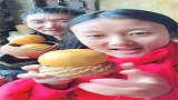 农村父女俩吃的什么果子，看着不是很好吃样子，你知道是什么吗