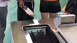 纽约女大学生研发的切鱼片机，一小时切3000条