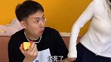 咬苹果可以,咬我不行