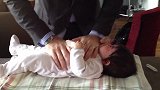 大夫给小宝宝清理鼻子，动作简单粗暴，有几个家长看得下去