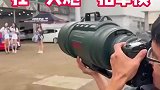 摄影师扛“大炮”，镜头有30多斤重，网友：拍张照片太费腰了