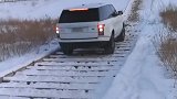 路虎在积雪台阶倒车下去，司机是个狠人，悬挂太强悍！