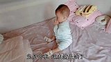 儿子饿了扭头到处找妈妈，生气扒在被子上，这表情可怜又好笑