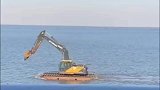 海面行走的挖掘机