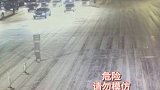 宁夏一个路口4车“漂移”，雪天行车一定要慢 慢还是慢！……