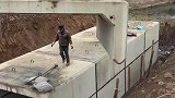 施工现场工人违规操作，他居然想靠人力转动几千斤的水泥块