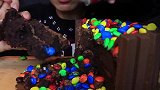 美女试吃浓郁巧克力蛋糕配彩虹MM豆、巧克力威化