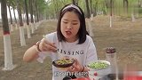 小伙卖凉粉，却把美女的吃相比作猪八戒，太搞笑了