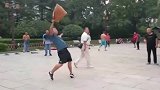大爷们在公园里练习沙袋功，主打一个借力用力