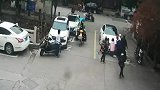 爆新鲜-20171120-男孩路口系鞋带被卷入车底 路人合力抬车救人
