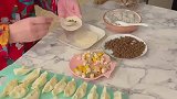 女子给猫咪包了猫粮馅的饺子，真是太让人羡慕了