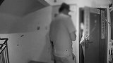 德牧未拴绳紧盯电梯门，男子吓得不敢回家，狗主人：拿刀砍你信不