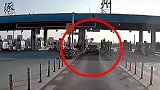 我这暴脾气，高速入口还要蹭我的ETC？