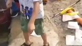 小男孩一根线，就钓上了大鱼