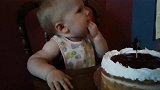 宝宝过生日收到蛋糕，吃的太开心，羡慕了！