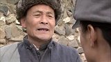 美女正和老乡谈话，发现身后有人在跟踪