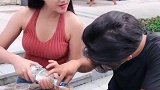 小伙子赶紧喝，再不喝就没机会了！