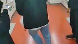 为了赶晚上寝室门禁，男生从出地铁门开始狂飙