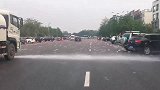 洒水车也能干起清洁车的活儿，就是苦了路人