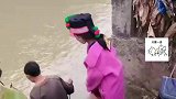 女子出嫁时遇河拦路，为不弄湿嫁衣父亲背女儿过河