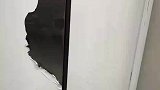 男生和女生乘坐电梯，出门那一刻脸都红了被逼到角落了