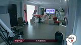 张含韵素颜亮相！粉色上衣配蓝色阔腿裤，显嫩密码瞬间get！