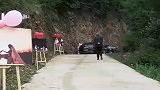 新人在老家结婚，从路口到家门口一路摆满婚纱照