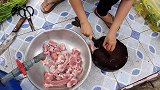 买点排骨回来炖汤，再下点肉丸，然后配着米粉一起吃