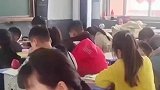 两名孩子用零食完成交易，从小就有商业意识，未来可期啊