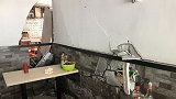 深圳一醉酒男子驾奔驰撞入店铺穿破墙体 女店员被卡墙体与车之间