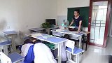 老师让学生挑战生吃大虾，全班都吃不下，真是太逗了