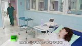 守在手术室外的新手爸爸坐立不安，在看到女儿后的反应却可爱极了