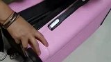 寝室的富二代来上学了，别人行李箱是衣物