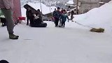 大雪天气在室外滑雪，刹不住险些撞门上