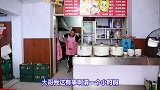 俩美女饭店吃包子没钱结账，灵机一动假扮服务员，结局太逗了