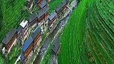 航拍深山里面的农庄，生活在这里无忧无虑，山脚下的建造好美！