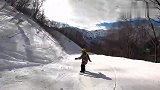 4岁男宝在日本白马畅滑单板,感觉他的滑雪技术比我强多了！
