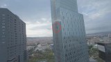 西班牙：小伙爬上120米大楼，无保护措施沿外壁垂直攀爬